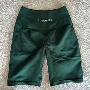 Alphalete amplify shorts 6.5”
Size small